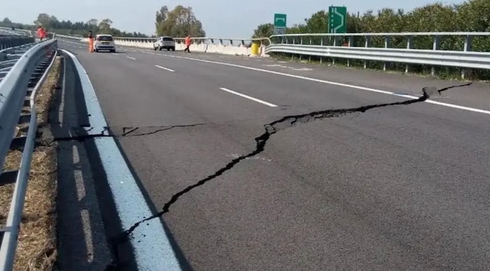 Straßen müssen gesperrt werden, weil sich Risse durch den Asphalt ziehen.