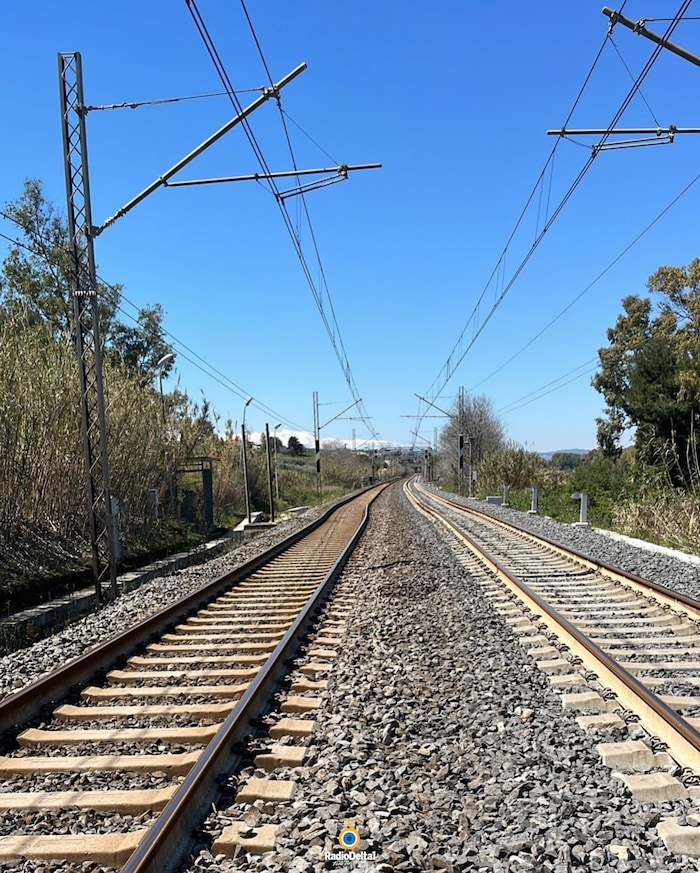 Aktuell steht der Bahnverkehr still, weil sich die Gleise verformt haben.