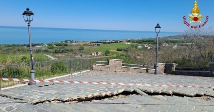 Der Erdrutsch hat großen Schaden angerichtet.