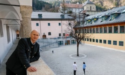 Werfens Bürgermeister Hubert Stock im Brennhof, der bald attraktiver sein soll.