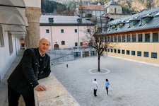 Werfens Bürgermeister Hubert Stock im Brennhof, der bald attraktiver sein soll.