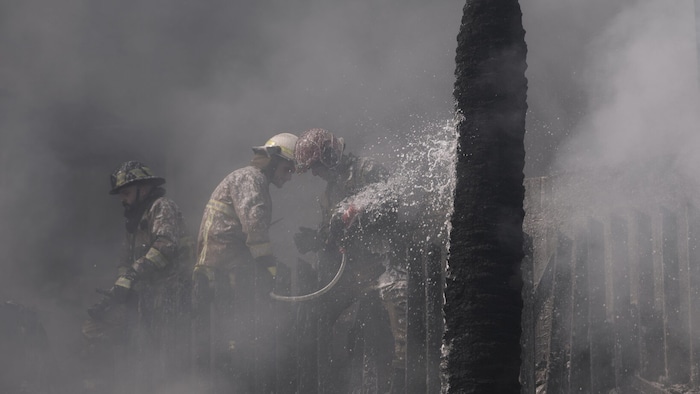 Viele Menschen sind noch unter den Trümmern von Häusern verschüttet.