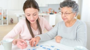 Puzzle lösen, zwischenmenschlicher Kontakt: Unser Gehirn braucht soziale und geistige ...