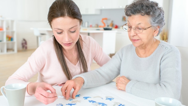 Puzzle lösen, zwischenmenschlicher Kontakt: Unser Gehirn braucht soziale und geistige ...