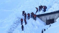 Die Einsatzkräfte bei der Suche nach dem Vermissten.