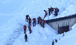 Die Einsatzkräfte bei der Suche nach dem Vermissten.