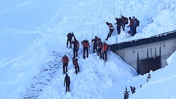 Die Einsatzkräfte bei der Suche nach dem Vermissten.