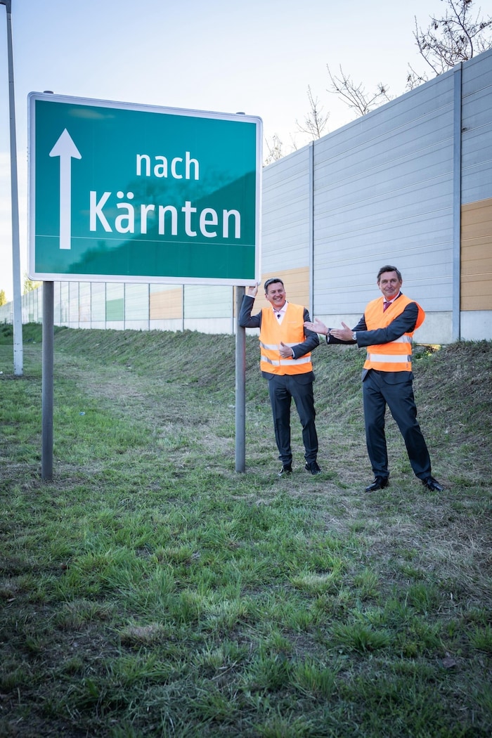 Die SPÖ-Politiker ließen die Tafel wieder aufstellen.