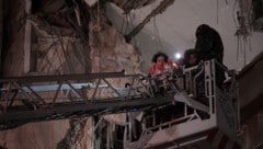 Nach dem israelischen Angriff auf Beirut befreit die Feuerwehr derzeit Verschüttete.