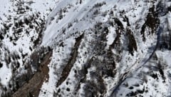 DIe beiden Wanderer blieben im unwegsamen Gelände im Schnee stecken – etwa Bild Mitte.