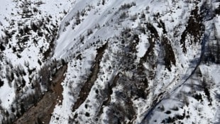 DIe beiden Wanderer blieben im unwegsamen Gelände im Schnee stecken – etwa Bild Mitte.