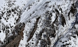 DIe beiden Wanderer blieben im unwegsamen Gelände im Schnee stecken – etwa Bild Mitte.