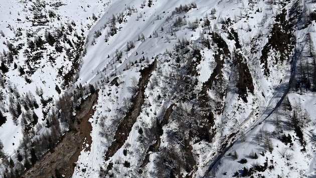 DIe beiden Wanderer blieben im unwegsamen Gelände im Schnee stecken – etwa Bild Mitte.