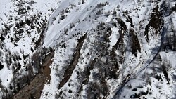 DIe beiden Wanderer blieben im unwegsamen Gelände im Schnee stecken – etwa Bild Mitte.