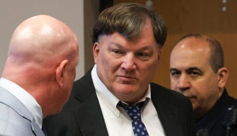 Ein New Yorker (Mitte) hat vor Gericht gestanden, acht Frauen auf der Insel Long Island ermordet ...