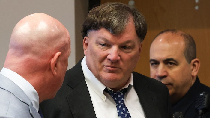 Ein New Yorker (Mitte) hat vor Gericht gestanden, acht Frauen auf der Insel Long Island ermordet ...