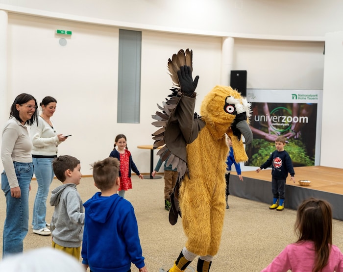 Kindergartenkinder aus Mallnitz machten sich gemeinsam mit Bärbl Bartgeier auf eine spannende ...