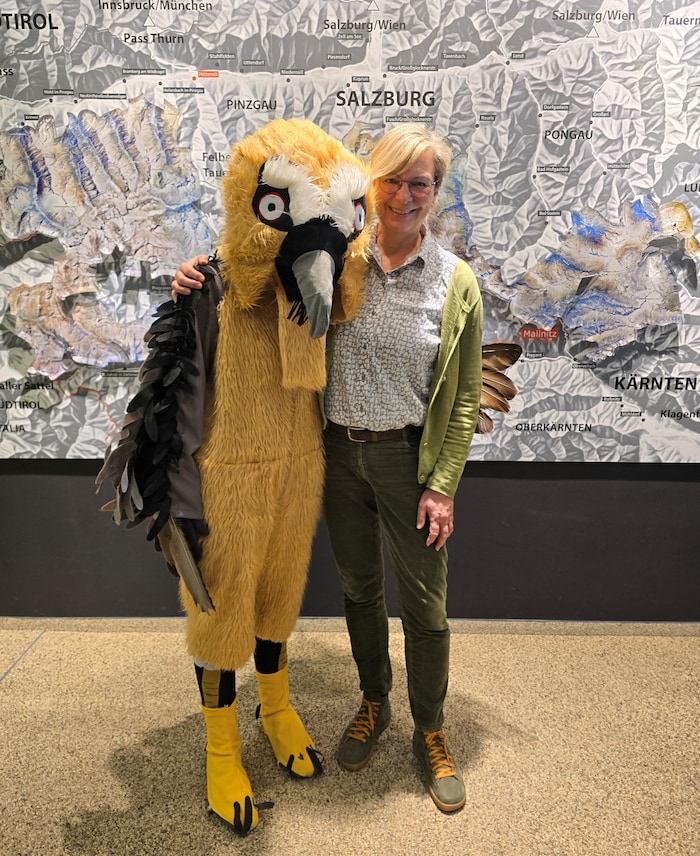 Bärbel Bartgeier an der Seite von Nationalparkdirektorin Barbara Pucker zum Auftakt des ...