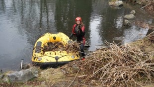 Die Wasserretter durften sich um den Schlossteich kümmern.