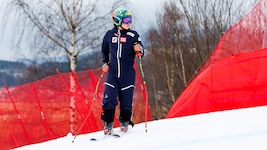 Julia Scheib fährt die Abfahrt.