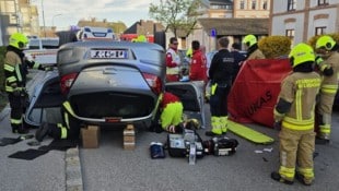 Sanitäter und Feuerwehrleute befreiten die Verletzte aus dem Auto. 