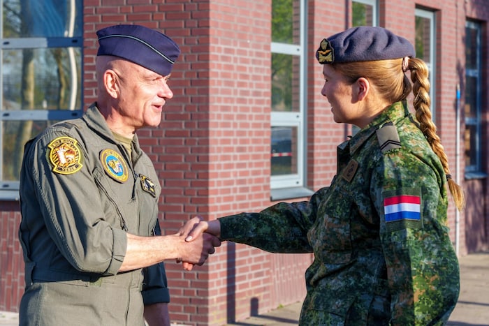 Die Thronfolgerin wird vom Kommandanten der Königlichen Luftwaffe, Generalleutnant André Steur ...