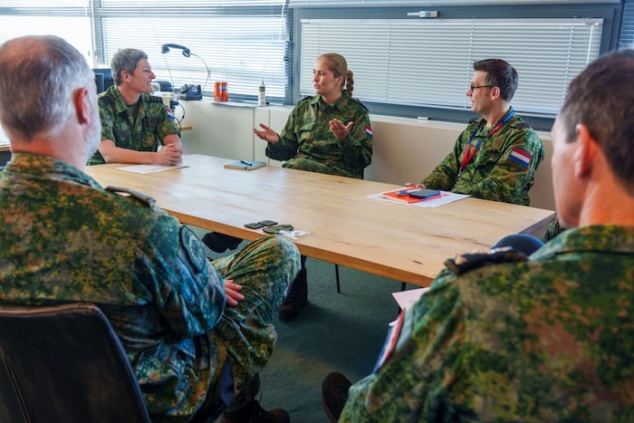 Amalia im Gespräch mit Oberst Martine Verhulst und Mitarbeitern der Gruppe Luftwaffenreserve.