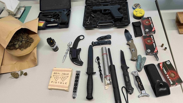 Neben Drogen wurden auch Waffen und Messer sichergestellt.