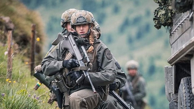 Was Frauen beim Bundesheer bislang durften, ist nun auch den männlichen Kollegen erlaubt: langes ...