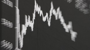 Die Frau hat von Dezember 2025 bis Ende März 2026 vermeintlich in Aktien investiert (Symbolbild)