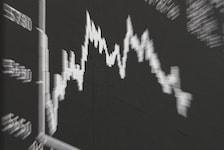 Die Frau hat von Dezember 2025 bis Ende März 2026 vermeintlich in Aktien investiert (Symbolbild)