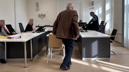 Der Angeklagte (62) am Weg ins Gericht – der Prozess platzte.