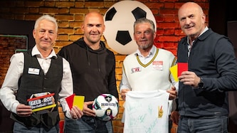 Moderator Hannes Steiner mit Ex-Kicker Jimmy Hoffer sowie den Experten Frenkie Schinkels und ...