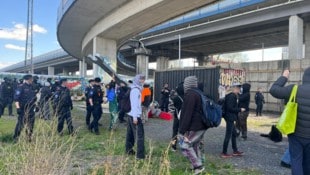 Die Polizei rückte zum Areal aus, um eine nicht angemeldete Demonstration aufzulösen und den ...