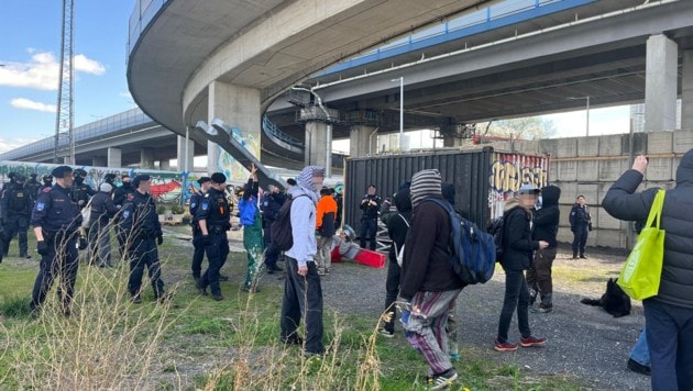 Die Polizei rückte zum Areal aus, um eine nicht angemeldete Demonstration aufzulösen und den ...