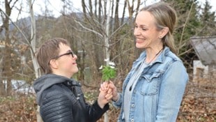 Monika Maria Rieger und Sohn Robin, ein offener junger Mann; er schmiedet bereits Pläne, ins ...