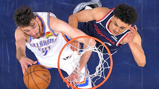„Oklahoma City Thunder“-Center Chet Holmgren (links) im Duell mit Kobe Sanders von den Los ...