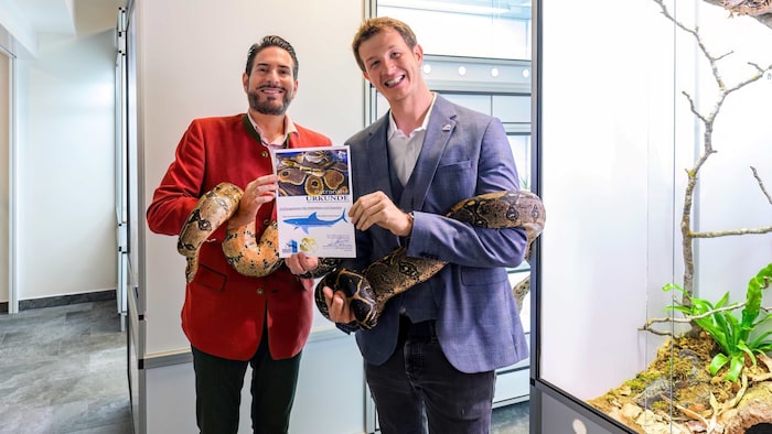 Zoodirektor Jeff Schreiner zeigt sich erfreut über die prominente Unterstützung von Clemens ...