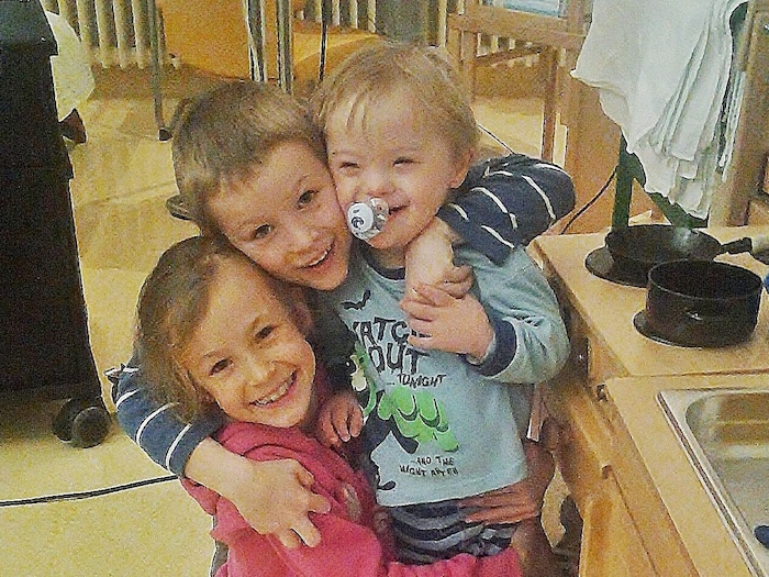 2013, im Spital: Der zweijährige Robin mit seinen älteren Geschwistern