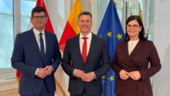 Der neue SPÖ-Landeshauptmann Daniel Fellner (Bildmitte) mit Stellvertreter Martin Gruber (ÖVP) ...