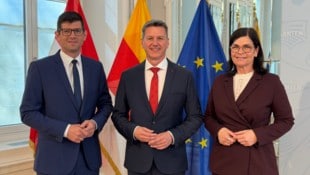 Der neue SPÖ-Landeshauptmann Daniel Fellner (Bildmitte) mit Stellvertreter Martin Gruber (ÖVP) ...