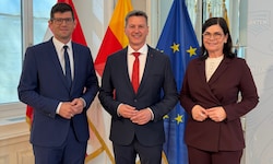 Der neue SPÖ-Landeshauptmann Daniel Fellner (Bildmitte) mit Stellvertreter Martin Gruber (ÖVP) ...