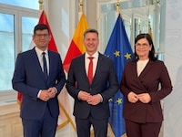 Der neue SPÖ-Landeshauptmann Daniel Fellner (Bildmitte) mit Stellvertreter Martin Gruber (ÖVP) ...