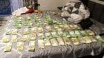 Sichergestelltes Betrügergeld nach einer Razzia im März 2026.