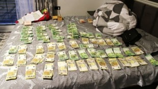 Sichergestelltes Betrügergeld nach einer Razzia im März 2026.