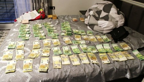 Sichergestelltes Betrügergeld nach einer Razzia im März 2026.