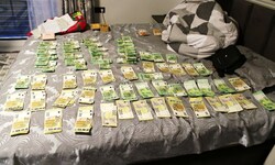 Sichergestelltes Betrügergeld nach einer Razzia im März 2026.