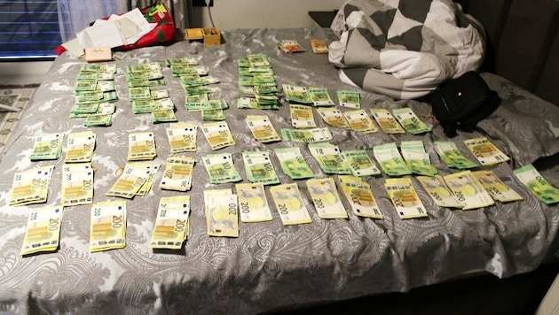 Sichergestelltes Betrügergeld nach einer Razzia im März 2026.