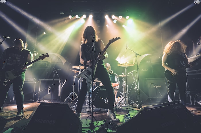 Muss man live erlebt haben: die Schotten entfachen auf der Bühne einen kräftigen Riff-Tornado.