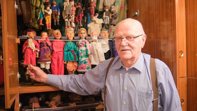 Albin Pichler zeigt der „Krone“ seine traditionellen Marionetten, Handpuppen und ...